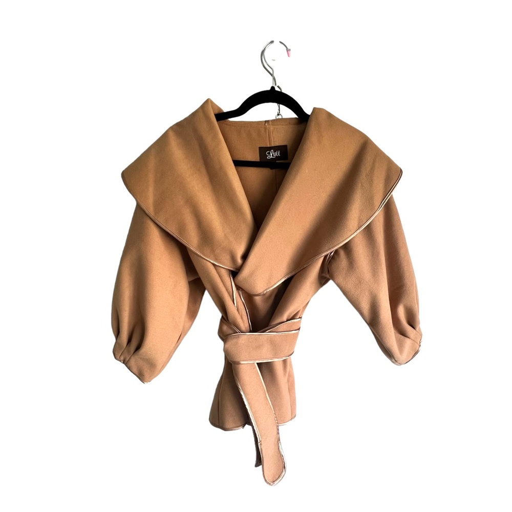 Luii Womens sophisticated jacket. Size L. Color camel. Wear belted or unbelted